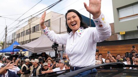 페루도 ‘블루타이드’ 합세… 前대통령 딸 후지모리 4수끝 신승