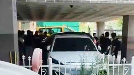 “들어올려요!”…차에 깔린 8세 여아 경찰·시민이 구조