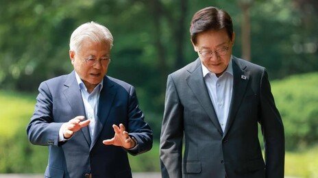 文 “대통령은 공공재, 건강관리 하시라” 李 “이 흔들리셨죠?…전 아직 젊어”