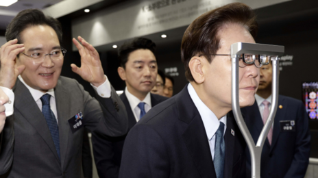 이재명 대통령이 셀카와 하트를 날린 곳은?[청계천 옆 사진관]