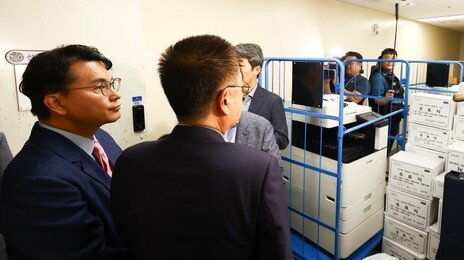 27일만에 열린 잠실 개표소…국조특위 진입해 현장조사