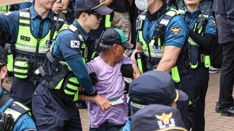 ‘잠실 개표소’ 시위대 끌어내고 진입… 투표지 247만장은 반출 안해