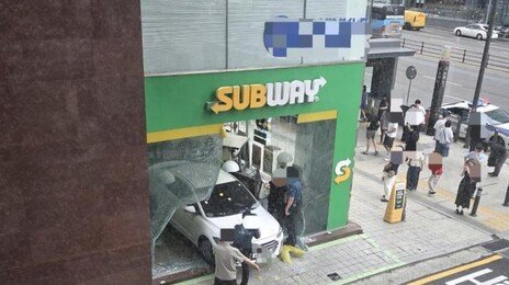 서울 서초구 반포동 써브웨이 매장에 차량 돌진…5명 다쳐
