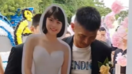 세상 떠난 약혼녀…등신대 안고 ‘영혼 결혼식’ 치른 말레이 남성