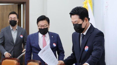검은색 마스크 쓴 국힘…“입틀막법에 민주주의 사망”