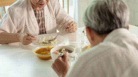 “예전엔 잘 먹었는데…” 나이 들면 금방 배부른 이유 있었다