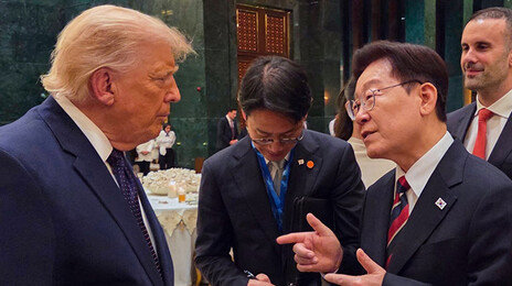 미간 찌푸린 트럼프에 손짓 설명하는 李대통령…무슨 대화?