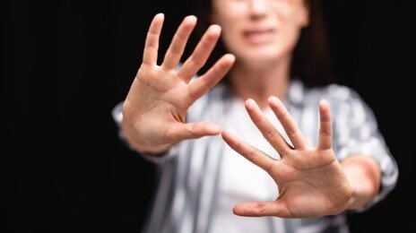 “말을 못 해요. 도와주세요”…입술 꿰맨 채 탈출한 日여성, 집 안에서 무슨 일이