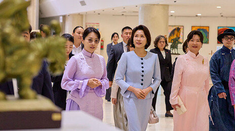 몽골 박물관 찾은 김혜경 여사 “빗도 닮았고…형제관계 이유 알게 돼”