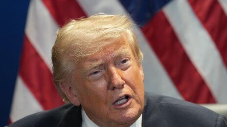 美법무부, ‘트럼프 전용기 보안 우려’ 보도한 NYT 기자들에 소환장