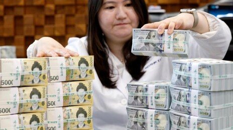 “내릴 때 사두자”…1400원대 환율에 달러예금 3년 6개월만 최대