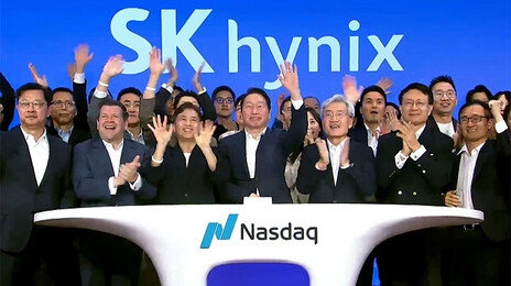 “SK하닉은 ‘돈나무’…韓美 정부 모두 흔들고 싶어해” 외신 지적