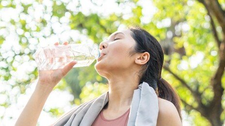 ‘여름 탈수’ 조심… 물 조금씩 자주 마시고 전해질 보충해야