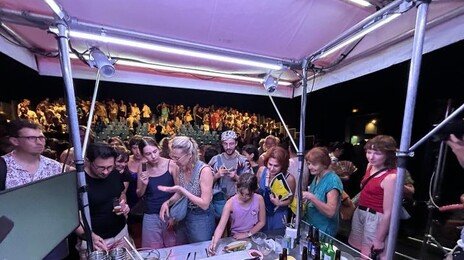 소맥 나눠주고 김치전 대접…아비뇽 매료시킨 K-연극
