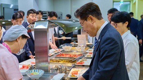 李대통령, 초복 맞아 靑직원들과 구내식당서 콩국수 오찬