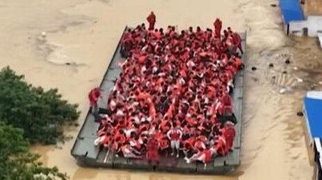홍수현장서 학생 6000명 구한 ‘트랜스포머’…中 바지선 화제