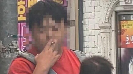 아기띠에 아기 안은채 담배 ‘뻑뻑’ 아빠…누리꾼 “아동학대”