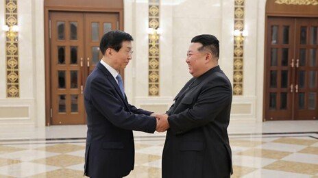 김정은, 방북한 왕후닝과 회동… 北中 우호조약 전략 강조