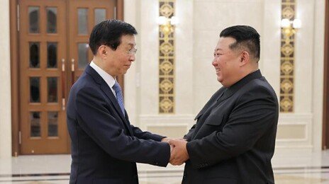 김정은, 왕후닝 만나 ‘北中 상호원조’ 강조