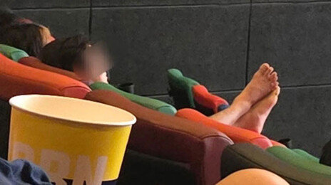 극장 앞좌석 등받이에 맨발 올린 부부…“다음 앉을 사람은 무슨 죄”