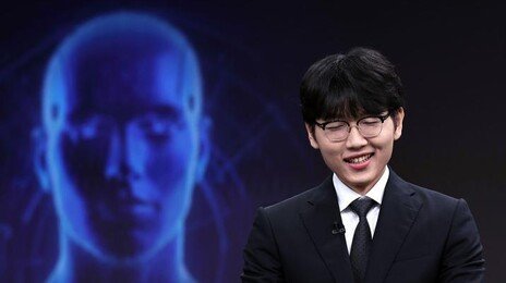 인간, 10년 만에 AI를 이겼다…신진서, 바둑 AI 카타고 꺾어