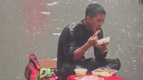“홍수 구조현장서 폭우 맞으며 끼니 해결한 소방관”…中 감동