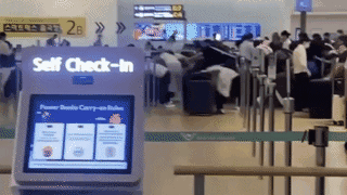 허리 숙이고 캐리어 돌진…인천공항 ‘집단 새치기’ 난동
