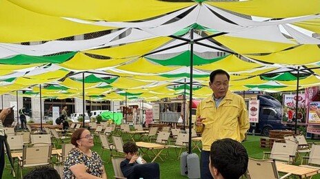 광화문이 해수욕장 됐다…도심 한복판에 8m 워터슬라이드