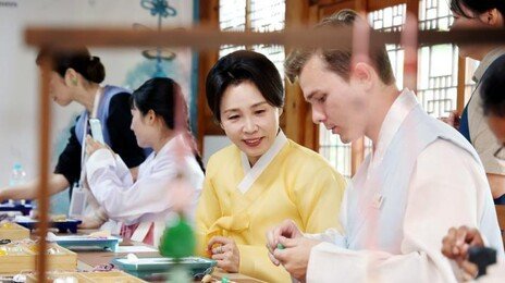 김혜경 여사 “순방때 차고 가야”…외국인과 노리개 제작 체험