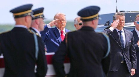 美국방부, 이란전 전사자 ‘18명→14명’ 축소…“유족 뺨 때리는 일”
