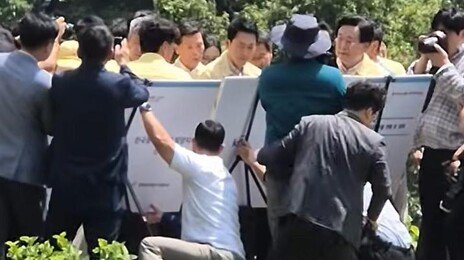 장동혁 가뭄현장 방문때 ‘인간받침대’ 논란