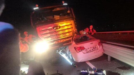 역주행 승용차, 25t 트럭과 충돌…30대 운전자 숨져