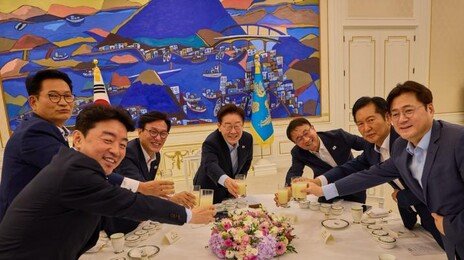 李대통령, 金-鄭-宋과 만찬… “생사고락 동지 힘 모아야”