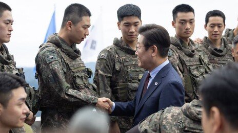 李대통령 “다치면 ‘느그 아들’ 말 나오지 않게…장병 보험 전국적 시행”