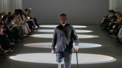 “장애인도 아름다운 옷 입을 권리” 우크라 참전용사의 패션쇼 워킹