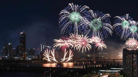 100만명 즐긴 서울불꽃축제, 일부선 무질서 ‘눈살’