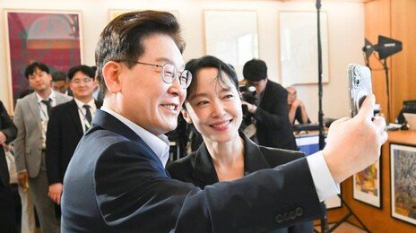 李, 전도연-김도연과 셀카 찰칵…“아내가 꼭 찍어오래서”