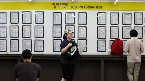 취업자 18만4000명 늘었지만…청년 고용률 28개월 연속 하락