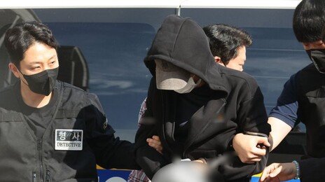 나주 60대 부부 살해 50대 영장심사 출석…“왜 죽였나” 질문에 침묵