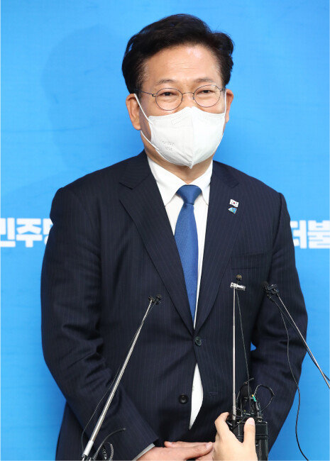 2021년 12월 3일 송영길 더불어민주당 대표가 서울 여의도 국회 당대표실 앞에서 조동연 서경대 군사학과 교수 관련 입장을 밝히고 있다. 이날 조 교수는 민주당 공동상임선대위원장직에서 물러날 의사를 밝혔다. [장승윤 동아일보 기자]