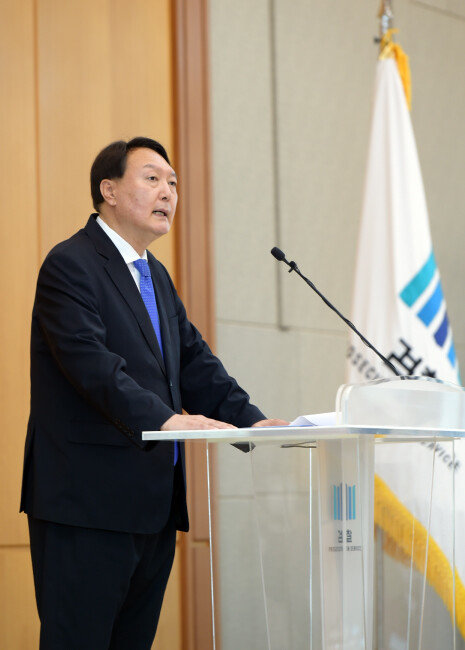 윤석열 국민의힘 대선후보가 검찰총장 재임 중이던 2020년 8월 서울 서초구 대검찰청에서 열린 신임 검사 신고식에서 발언하고 있다. 이 자리에서 윤 후보는 법치주의의 중요성을 강조했다. [뉴스1]