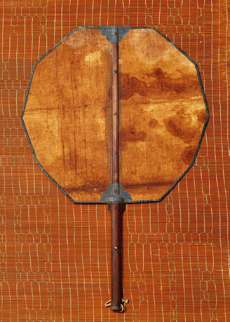 다각선. 조선시대 후기. 중심대를 강하게 만들고 부챗살을 수직으로 넣어 견고함을 더했다. 