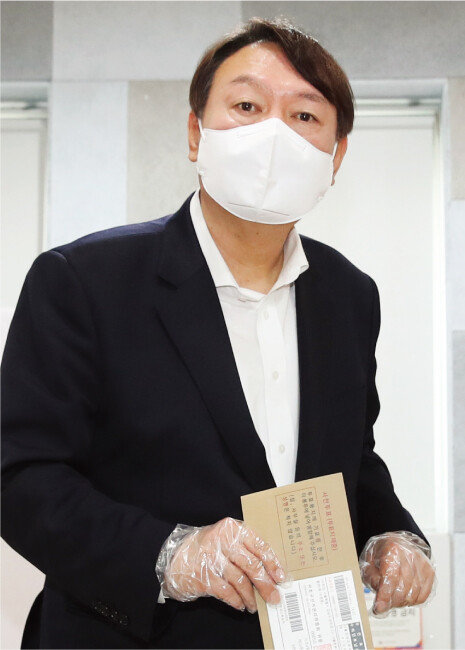 윤석열 전 검찰총장이 4월 2일 서울 서대문구 남가좌1동주민센터에 마련된 사전투표소에서 서울시장 보궐선거 투표를 하고 있다. [사진공동취재단]
