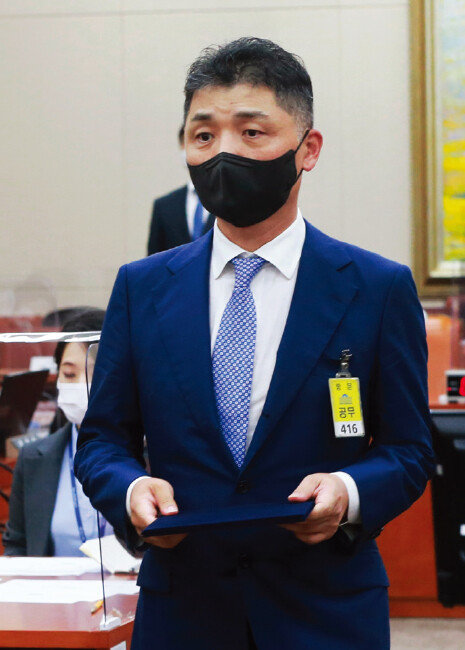 지난해 10월 5일 국회 정무위원회의 공정거래위원회 국정 감사에 증인으로 출석한 김범수 카카오 미래이니셔티브센터장. [뉴시스]