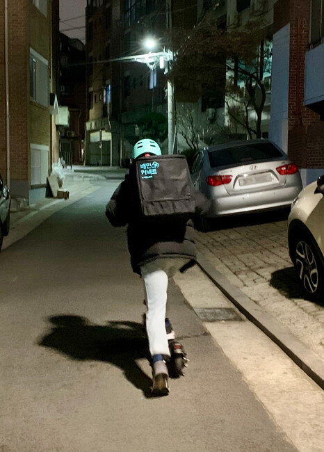 전동킥보드로 배민커넥트 배달을 
하고 있는 문영훈 인턴기자. 