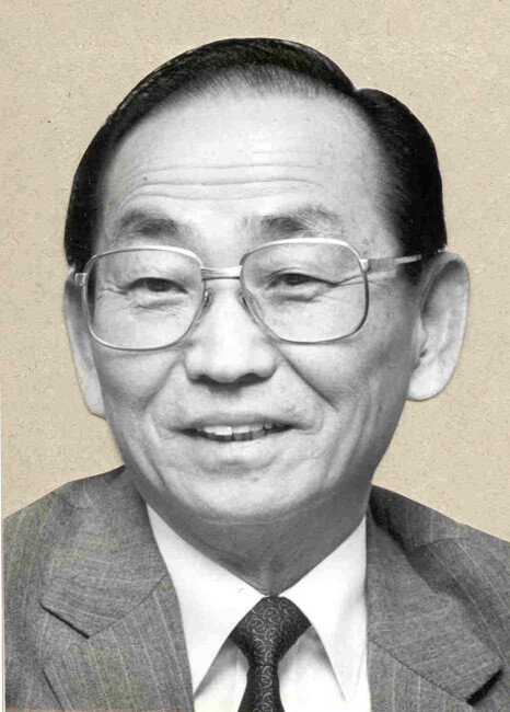 고(故) 강진구 전 삼성전자 회장(사진)은 삼성그룹의 1세대 전문 경영인으로 삼성 반도체 신화의 초석을 놓은 인물이다. [동아DB]