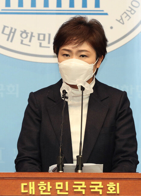 이언주 국민의힘 부산시장 예비후보가 1월 28일 국회 소통관에서 긴급 기자회견을 하는 모습. 이 예비후보는 이 자리에서 “'국민의 힘' 반대로 ‘가덕도 신공항 특별법’이 처리되지 않으면 후보직을 사퇴하겠다”고 밝혔다. [사진공동취재단]