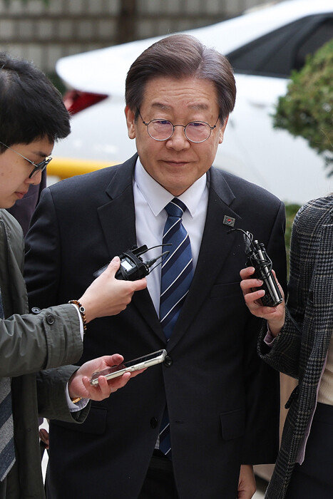 이재명 더불어민주당 대표가 17일 오전 서울 서초구 서울중앙지방법원에서 열린 대장동 의혹 관련 특정범죄 가중처벌 등에 관한 법률 위반(뇌물) 등 공판에 출석하고 있다. [뉴스1]