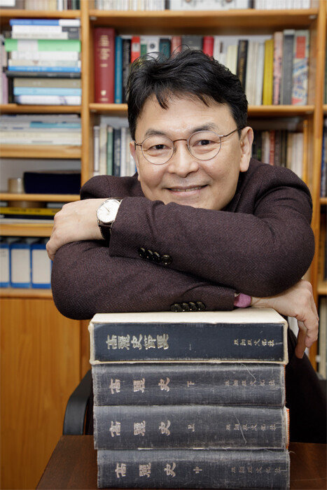 이익주 서울시립대 국사학과 교수. 
‘고려·원 관계의 구조와 고려 후기 정치체제’로 서울대 국사학과에서 박사학위를 받았고 주 연구 대상은 고려시대 국제관계사와 고려 후기 정치사다. ‘한국 역사, 보이는 게 다가 아니다’를 내걸고 ‘이익주는 역사’(유튜브) 채널을 운영하고 있다. [조영철 기자]