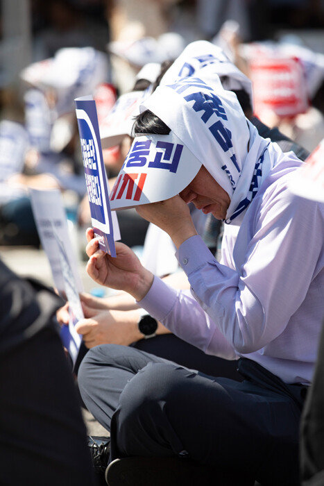 30도가 넘는 더운 날씨에 힘들어하는 집회 참가자. [박해윤 기자]